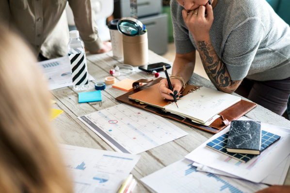 social media marketer using hubspot's social media content calendar